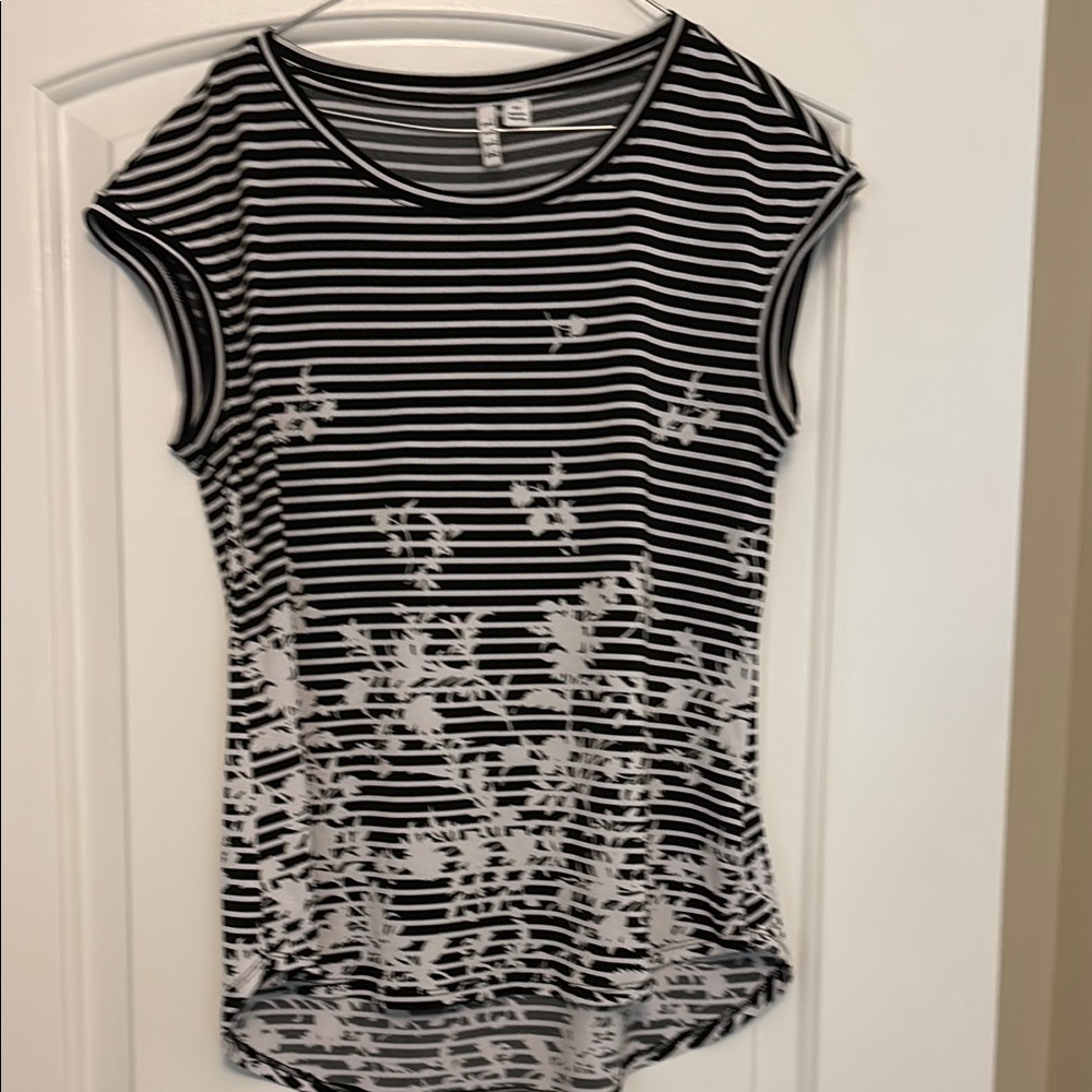 Elle Black and White Fitted Short Sleeve Top